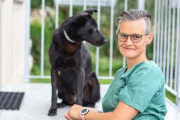 Porträtfoto der Sprechstundenhilfe Franziska Döring mit Ihrem Hund