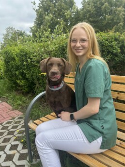 Porträtfoto der Tiermedizinischen Fachangestellten Celine Heinrich mit Ihrem Hund
